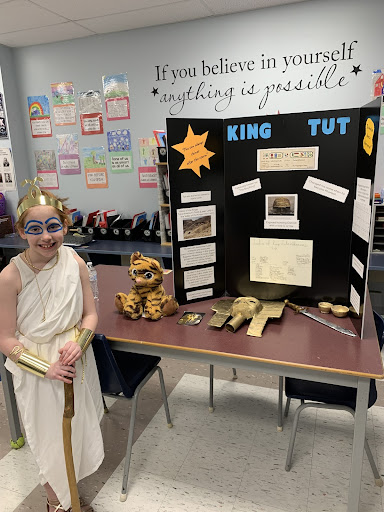 Mackenna Hardenburg as King Tut